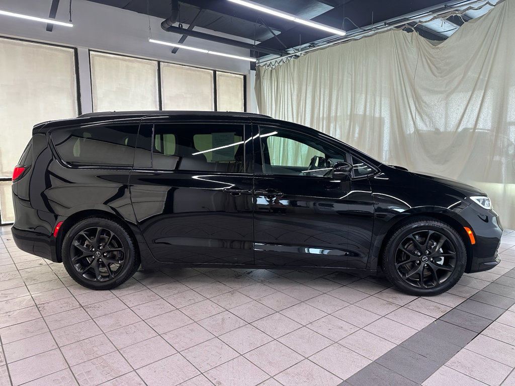 Used 2026 Chrysler Pacifica Limited w/ S Appearance Package FWD image 3