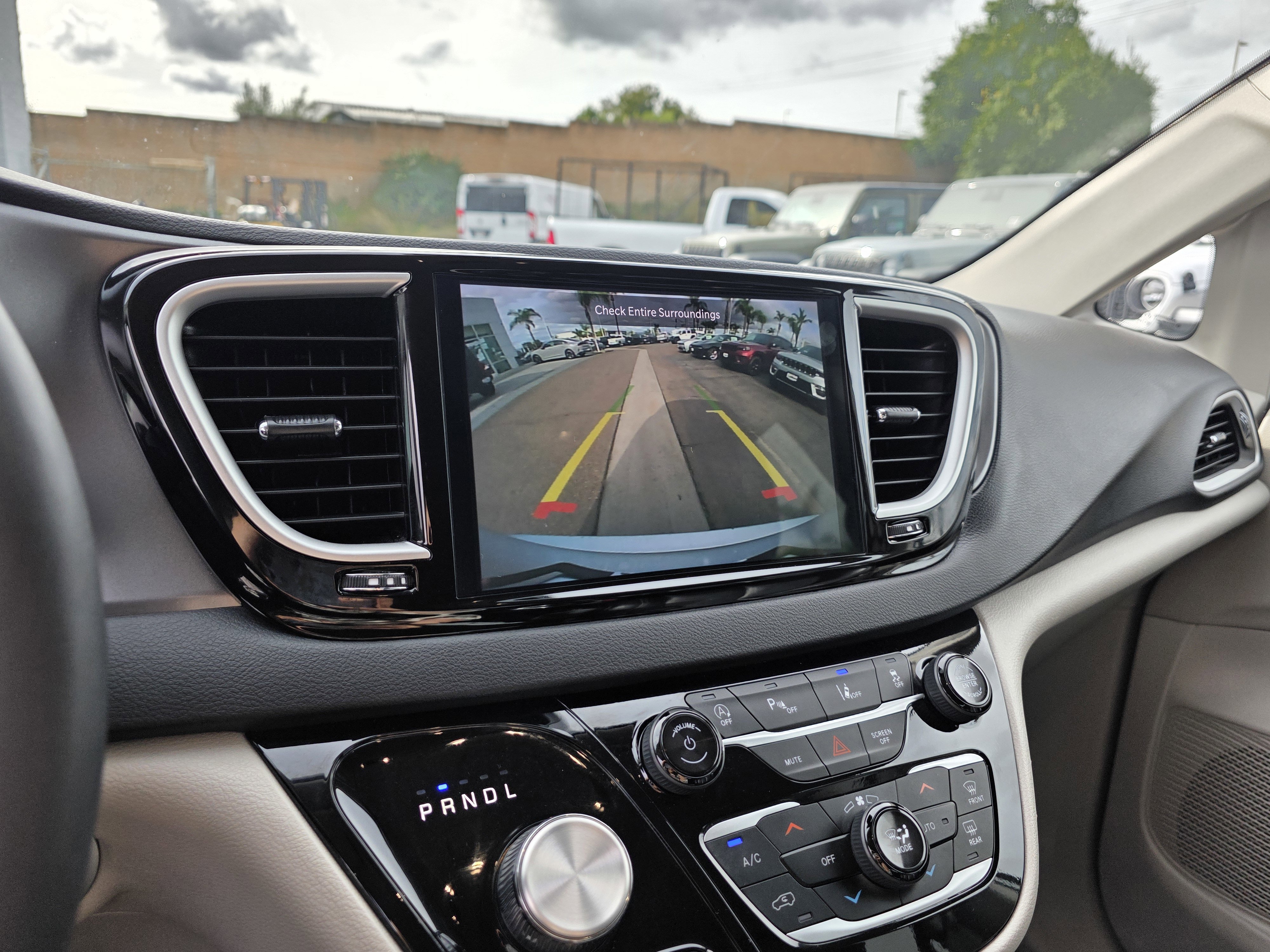 Certified 2024 Chrysler Pacifica Touring-L image 18