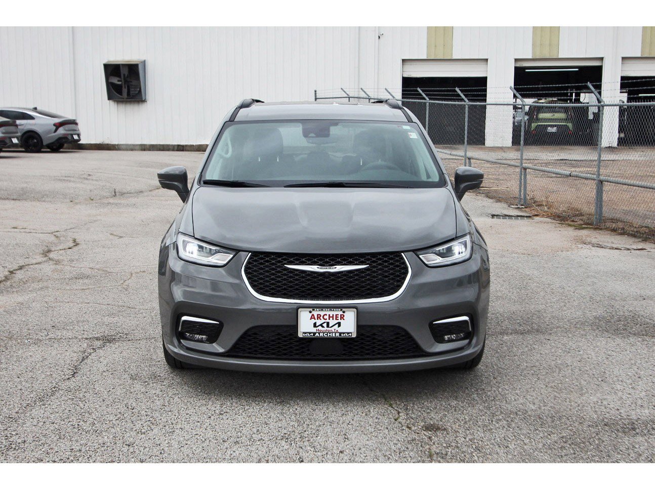 Used 2022 Chrysler Pacifica Touring-L w/ Uconnect Theater Family Group FWD image 2