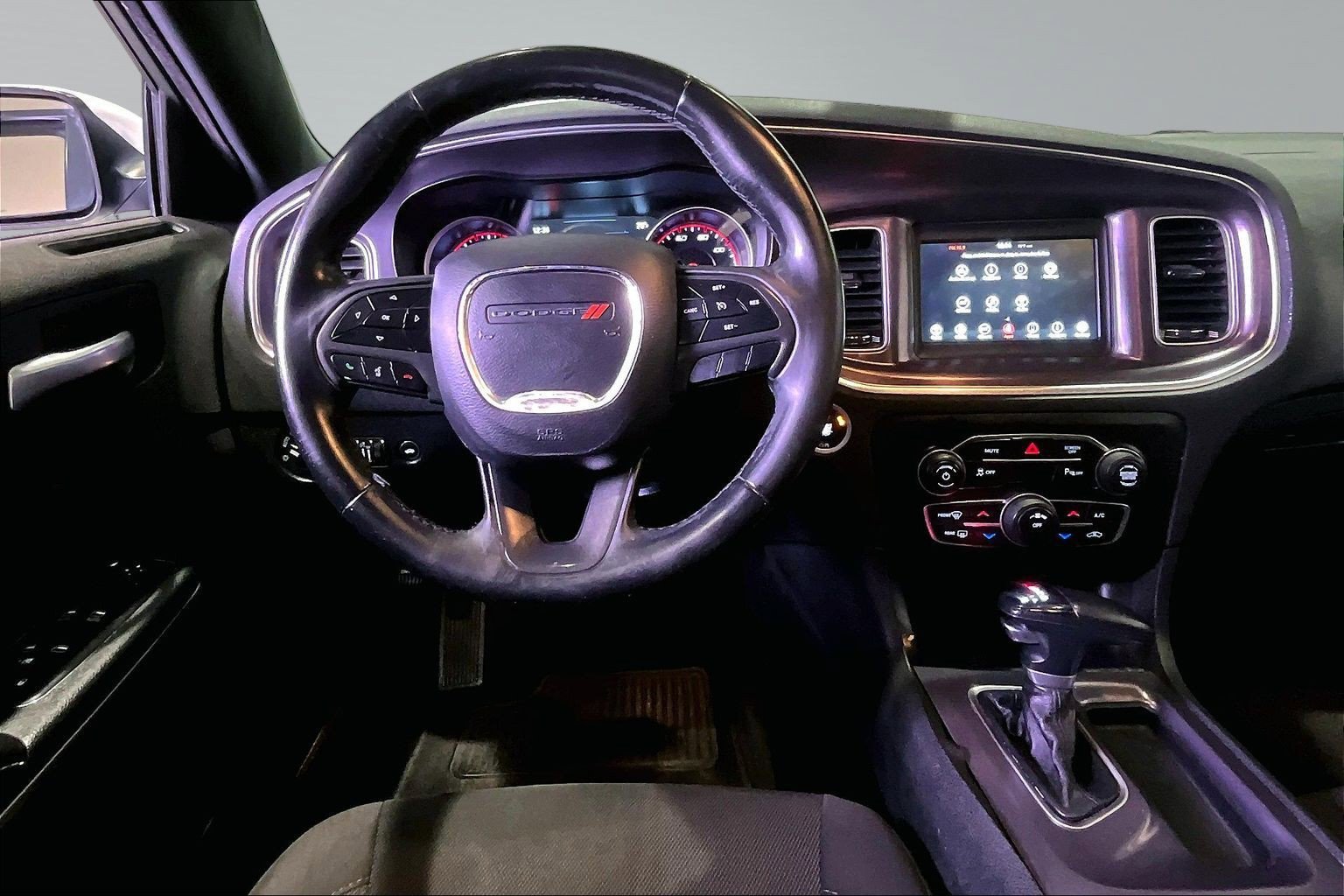 Used 2018 Dodge Charger SXT RWD image 8