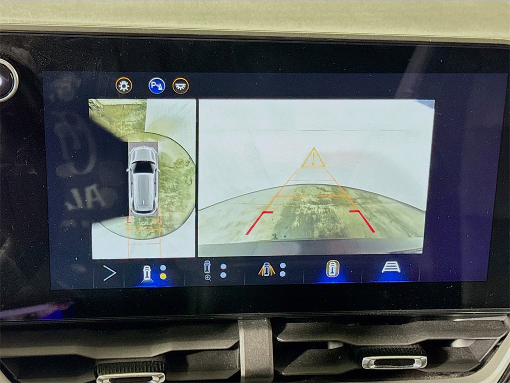 Used 2025 Chevrolet Equinox LT w/ Convenience Package II image 12