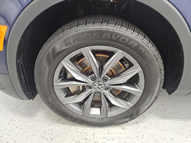 Used 2023 Volkswagen Tiguan SE w/ Panoramic Sunroof Package AWD/4WD image 9