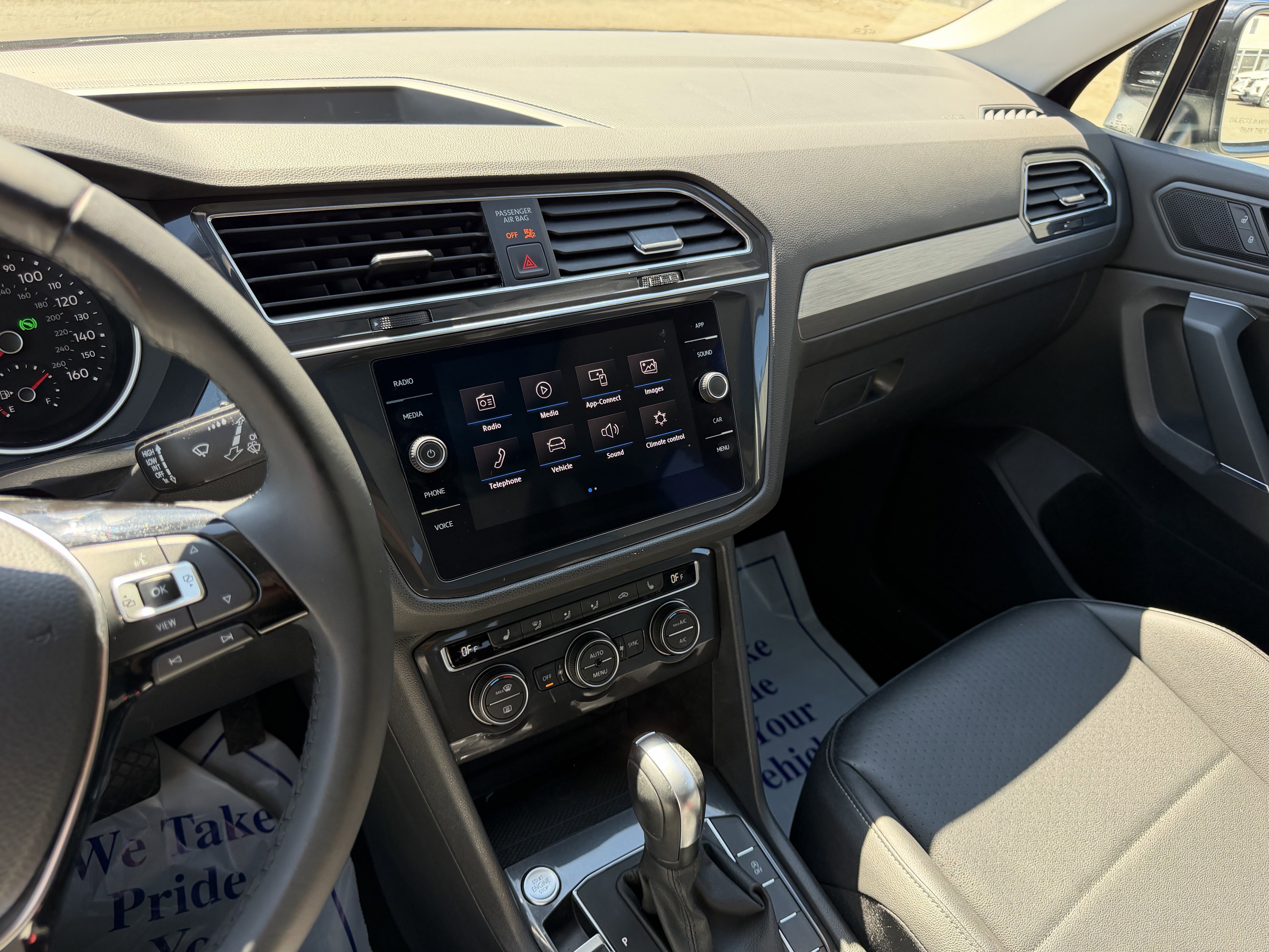 Used 2020 Volkswagen Tiguan SE w/ Panoramic Sunroof Package image 18