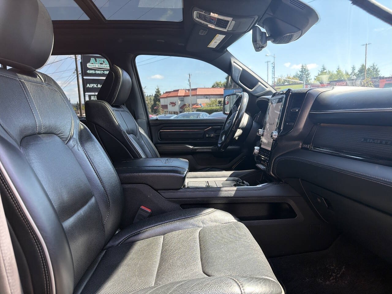 Used 2022 RAM 1500 Limited AWD/4WD image 17