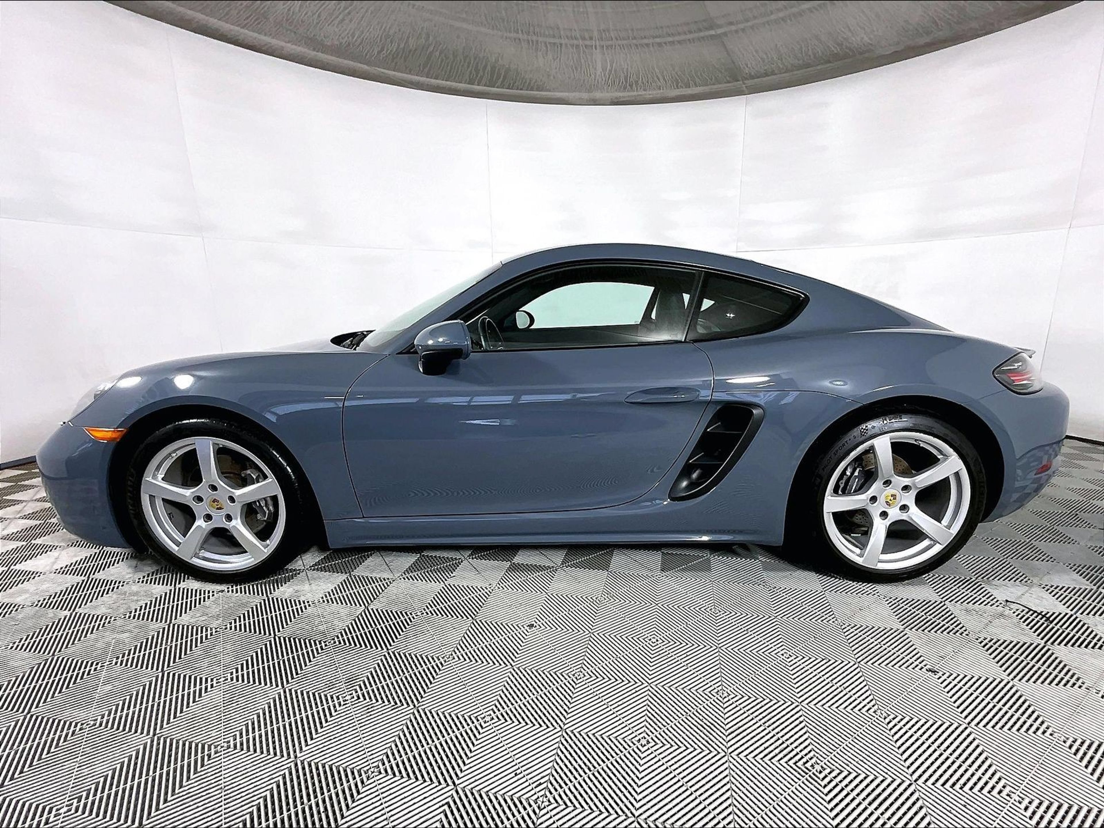 Certified 2018 Porsche 718 Cayman RWD image 2