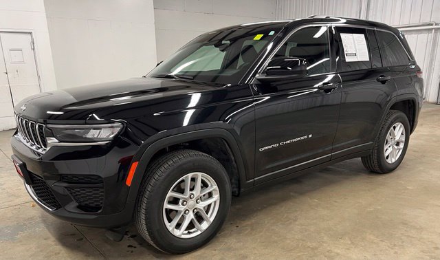 Used 2024 Jeep Grand Cherokee Laredo X RWD image 3