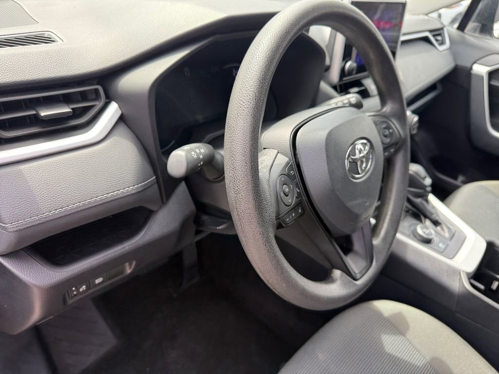 Used 2025 Toyota RAV4 LE AWD/4WD image 28