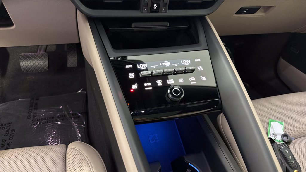 Used 2025 Porsche Macan Electric w/ Premium Package RWD image 23