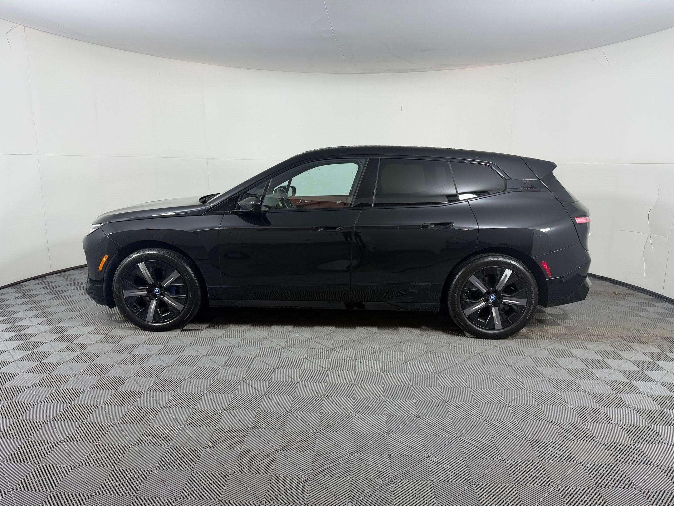 Used 2024 BMW iX xDrive50 w/ Premium Package AWD/4WD image 2
