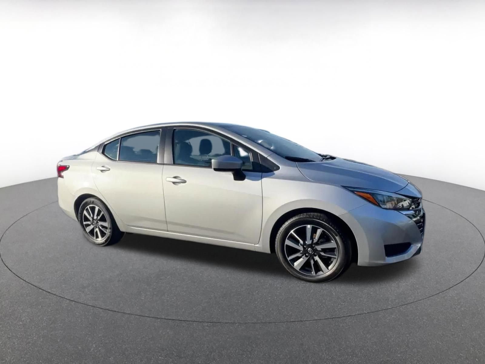 Used 2025 Nissan Versa SV image 2