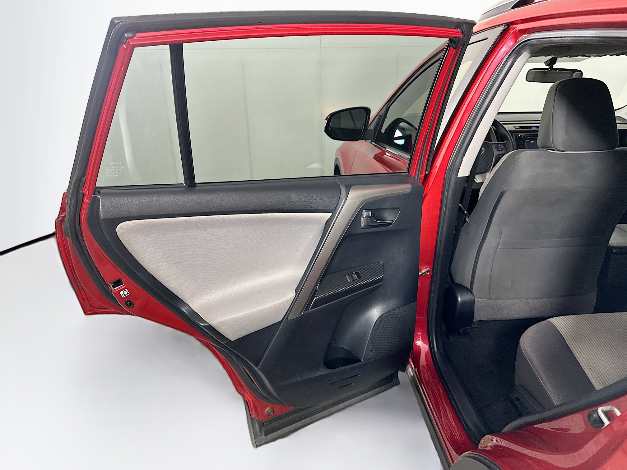 Used 2015 Toyota RAV4 XLE FWD image 25