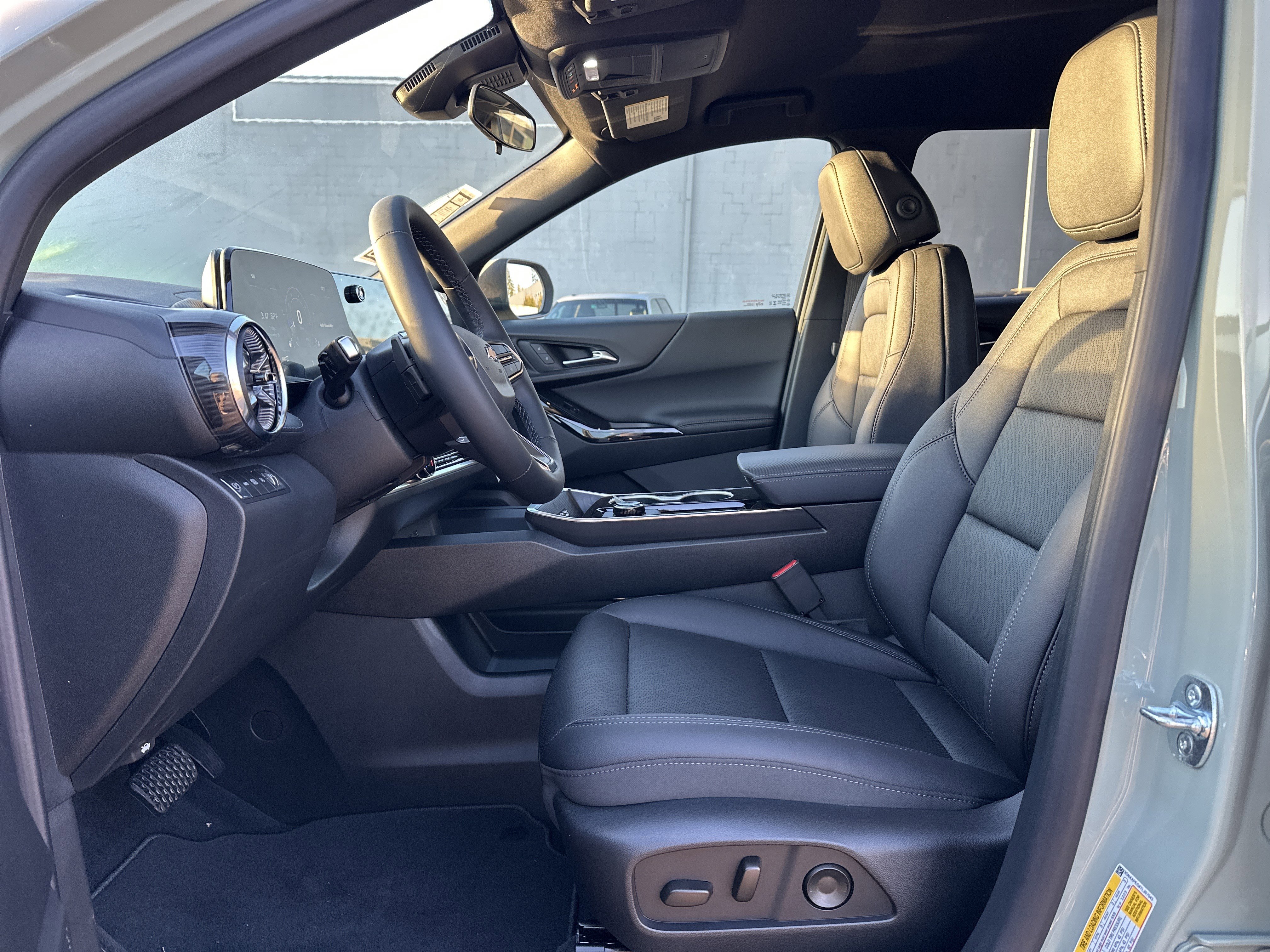 New 2026 Chevrolet Equinox LT w/ Convenience Package II image 2