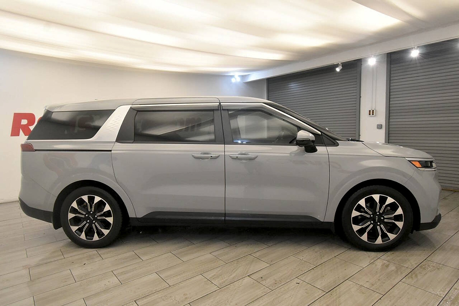 Used 2024 Kia Carnival EX FWD image 6