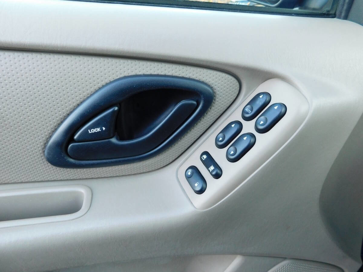 Used 2005 Ford Escape XLS FWD image 11