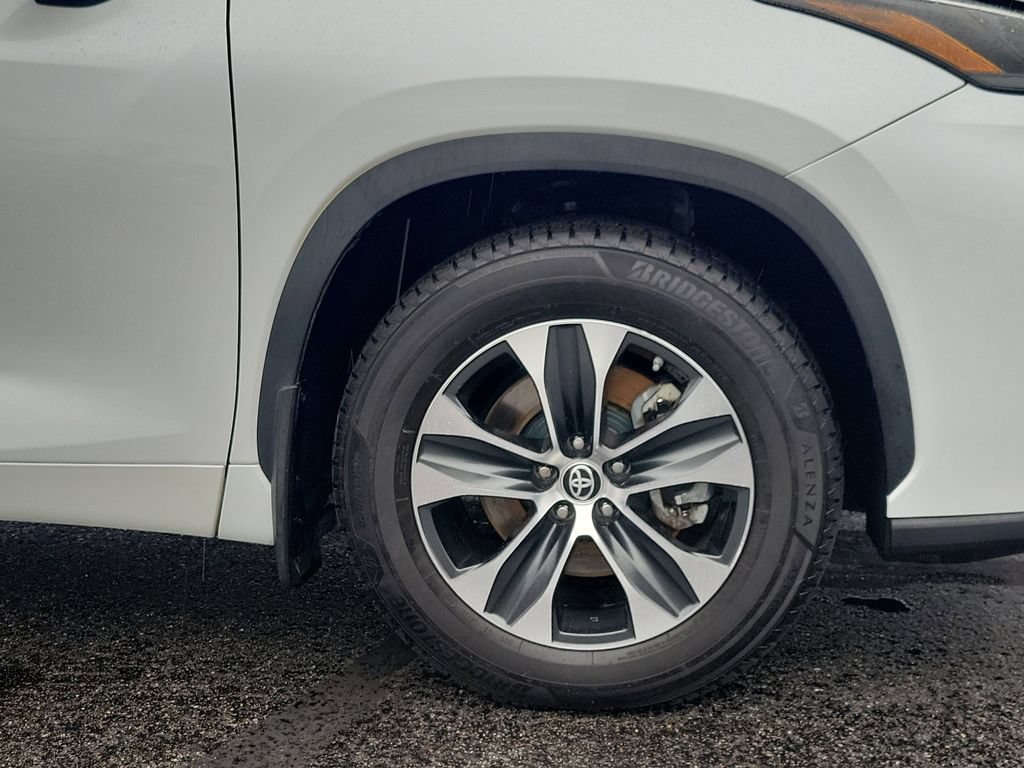 Used 2022 Toyota Highlander XLE AWD/4WD image 9