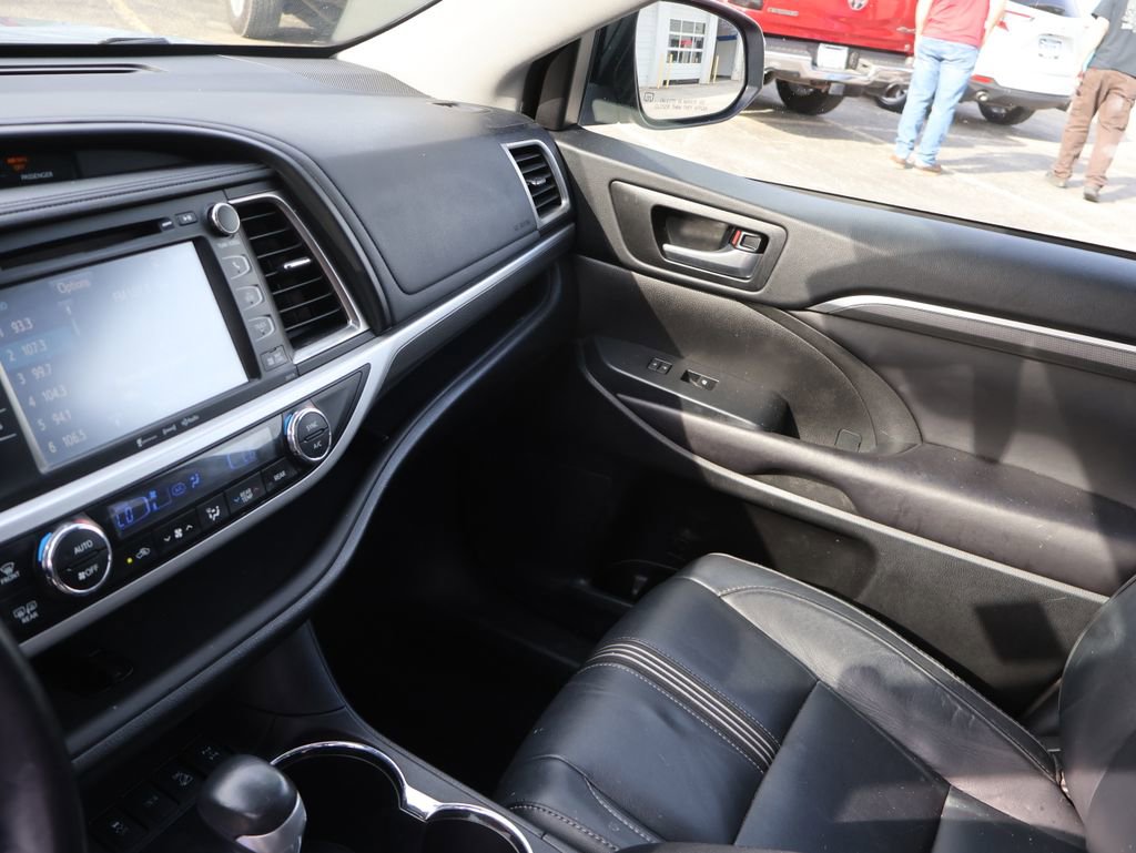 Used 2017 Toyota Highlander SE image 23