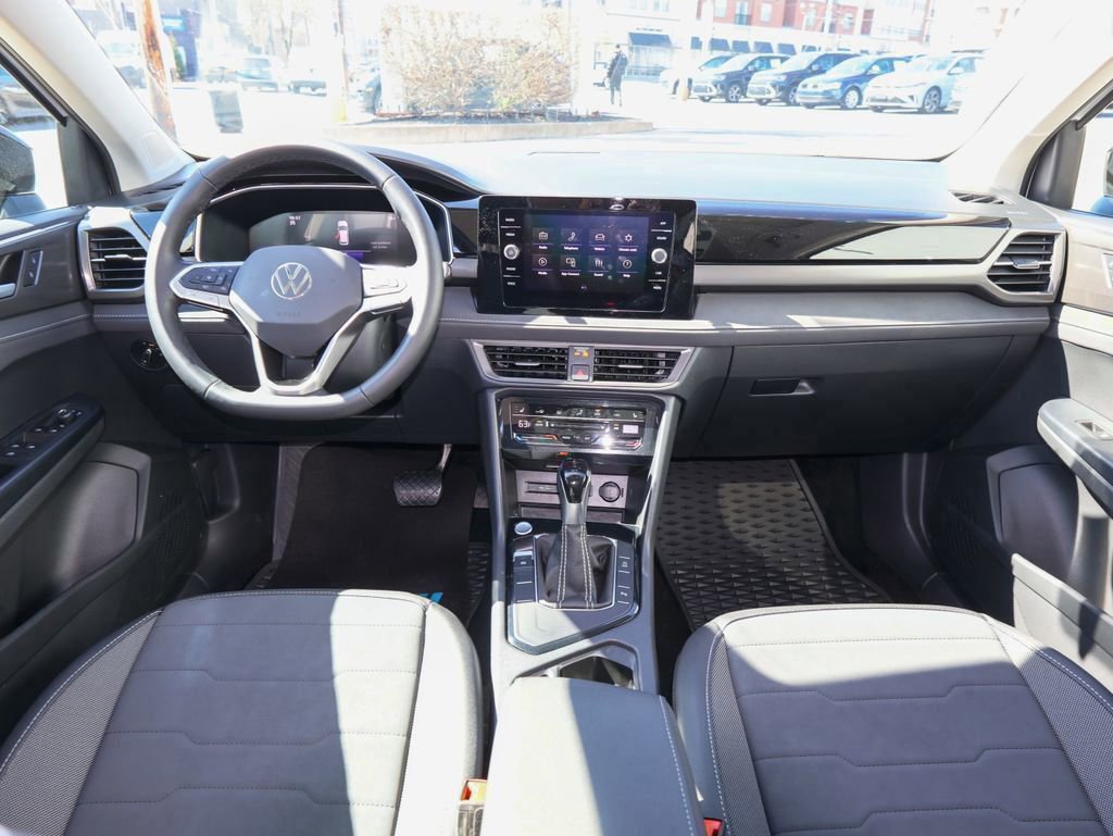 Certified 2025 Volkswagen Taos SE FWD image 16