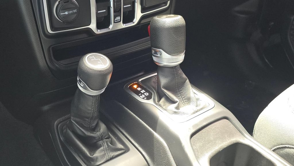 Used 2022 Jeep Wrangler Unlimited Sport AWD/4WD image 35