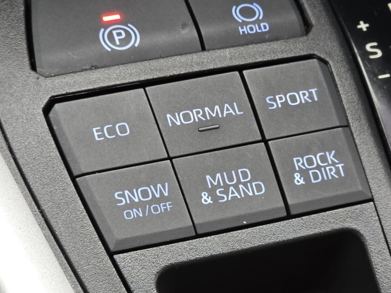 Used 2020 Toyota RAV4 LE image 6