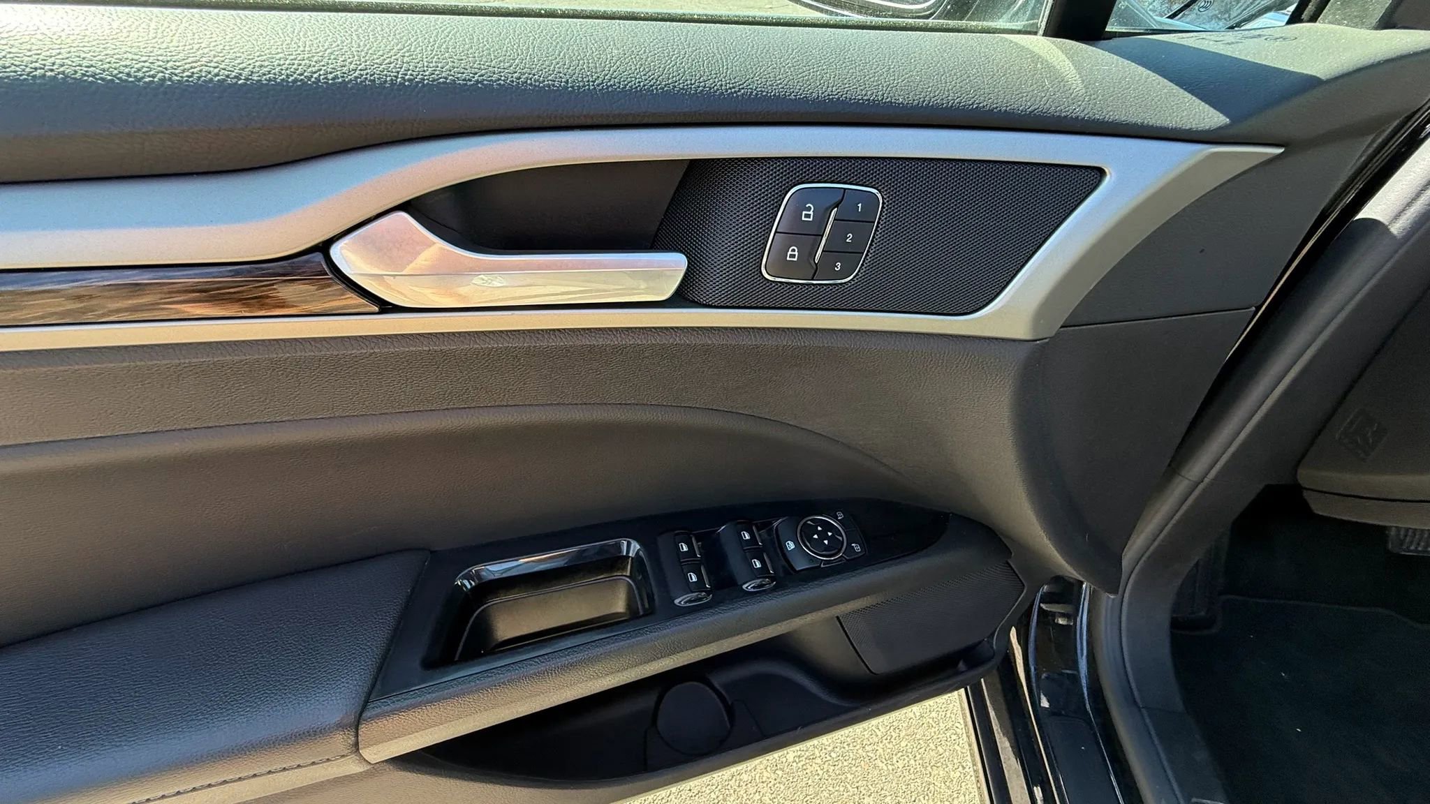 Used 2016 Ford Fusion SE w/ Equipment Group 202A AWD/4WD image 16