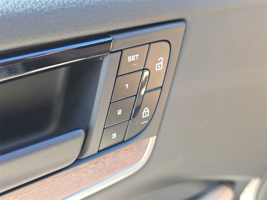 Certified 2025 Porsche Cayenne E-Hybrid image 26