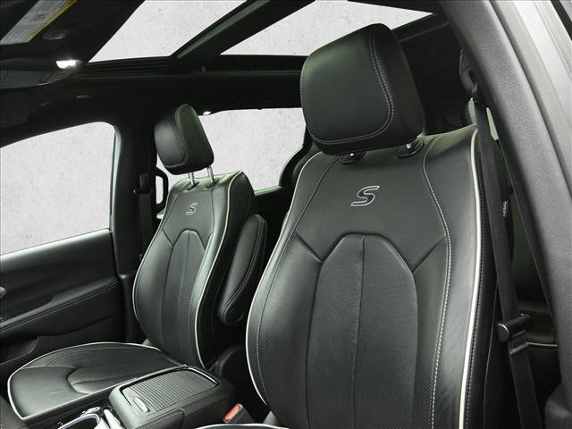 Used 2025 Chrysler Pacifica Limited image 9