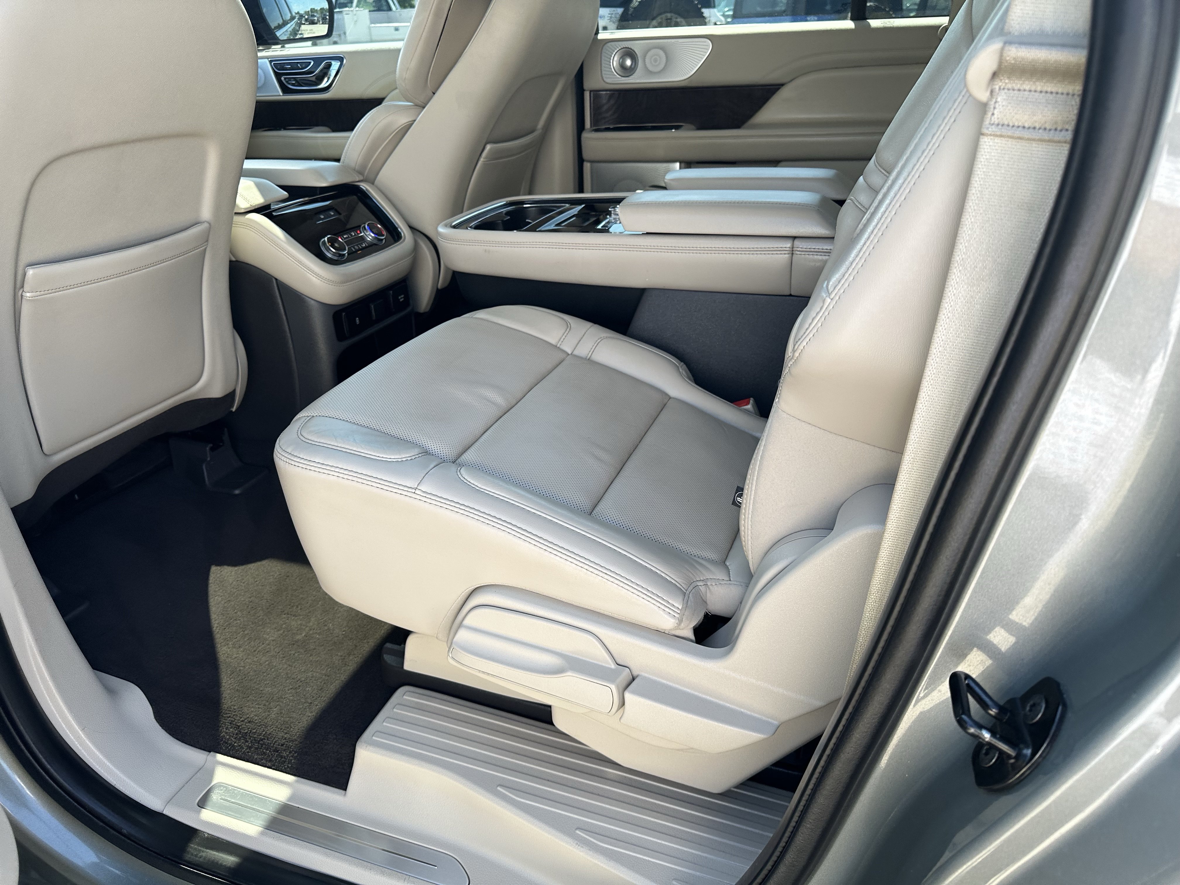 Used 2020 Lincoln Navigator L Reserve w/ Luxury Package AWD/4WD image 13