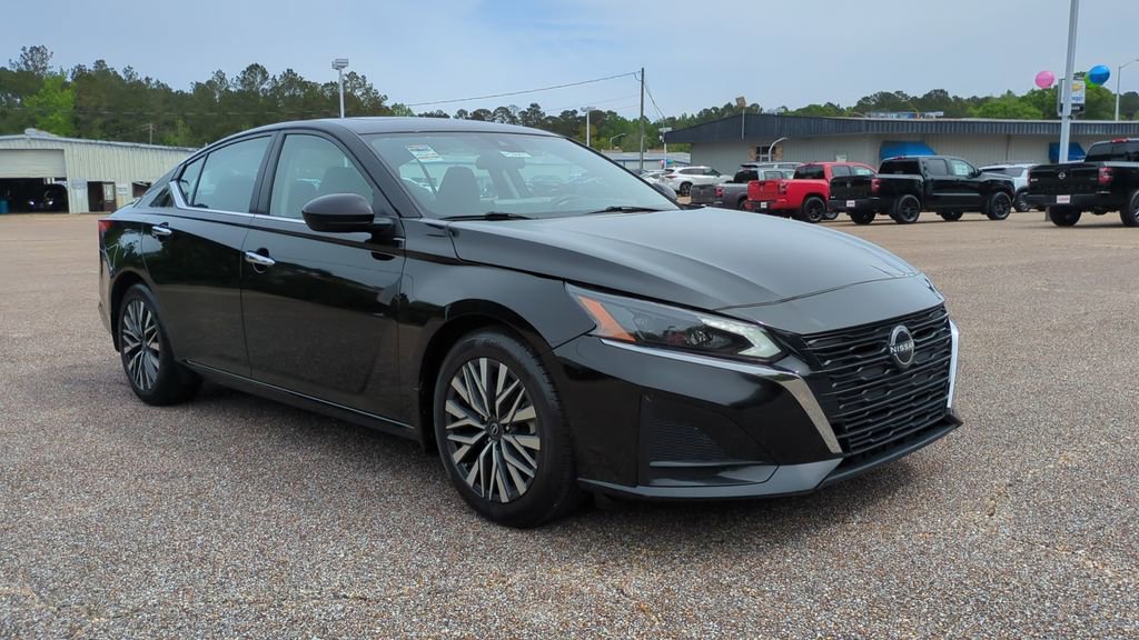 Used 2023 Nissan Altima 2.5 SV w/ SV Premium Package image 3