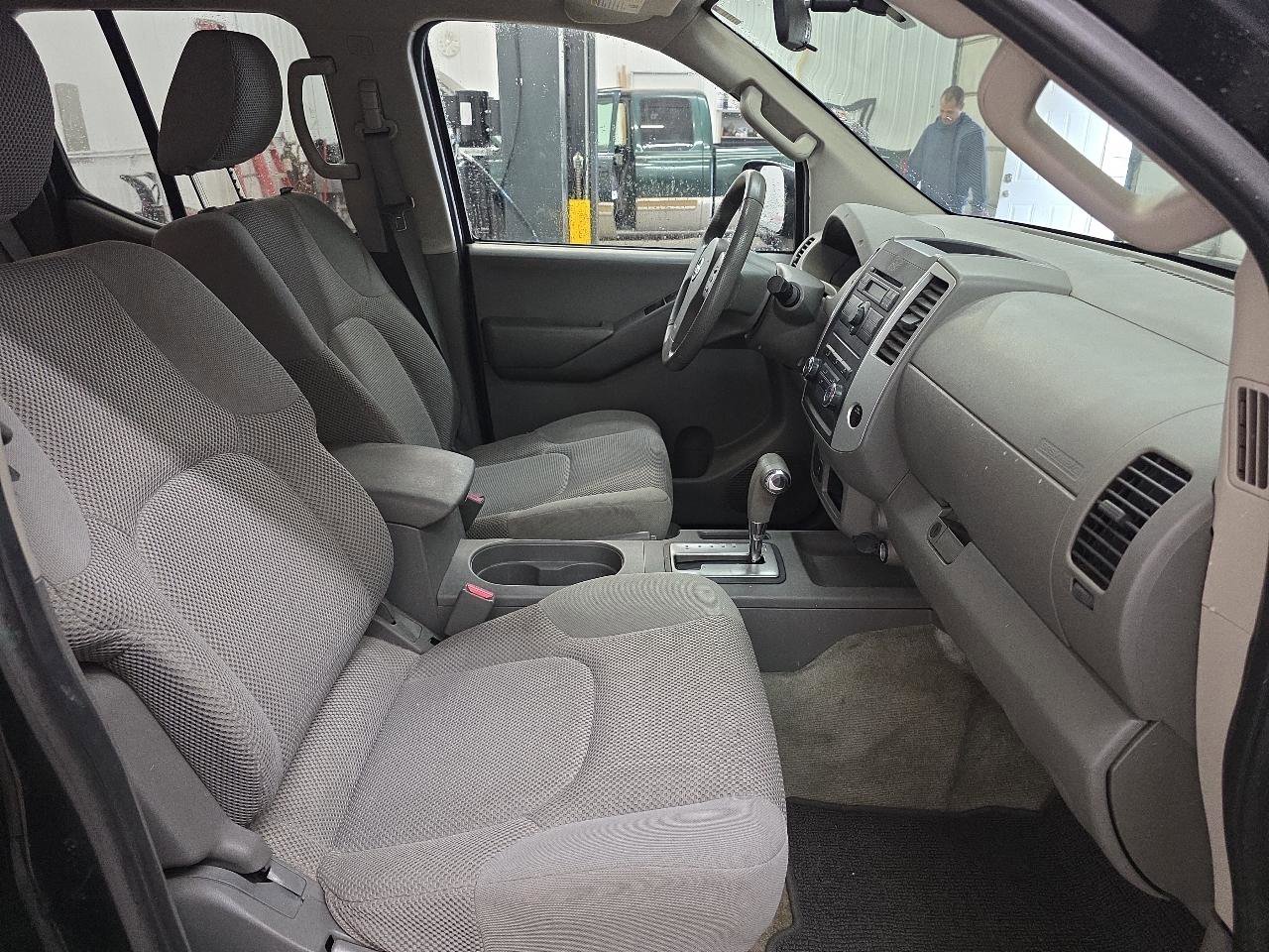 Used 2012 Nissan Frontier SV image 37