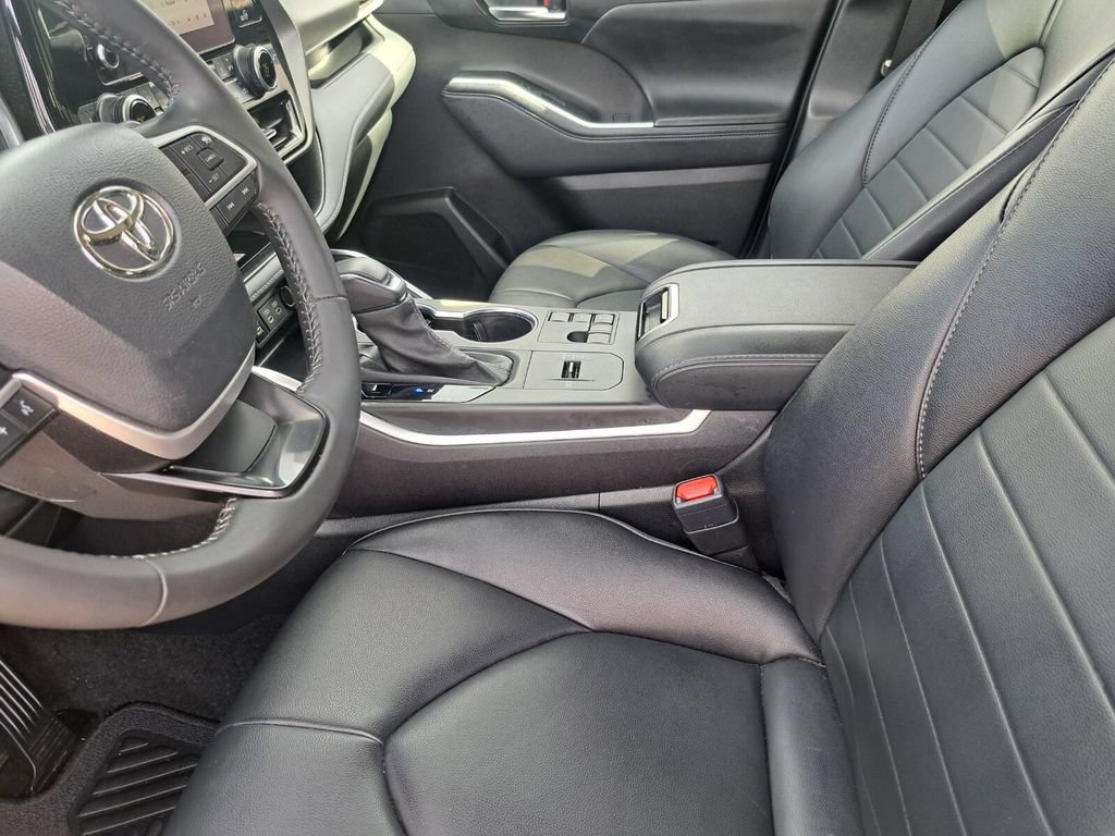 Used 2024 Toyota Highlander XLE FWD image 18