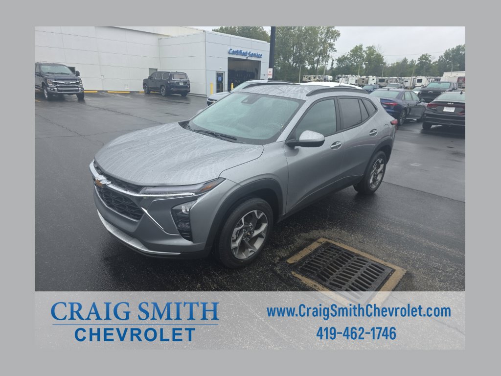 Used 2025 Chevrolet Trax LT FWD image 1