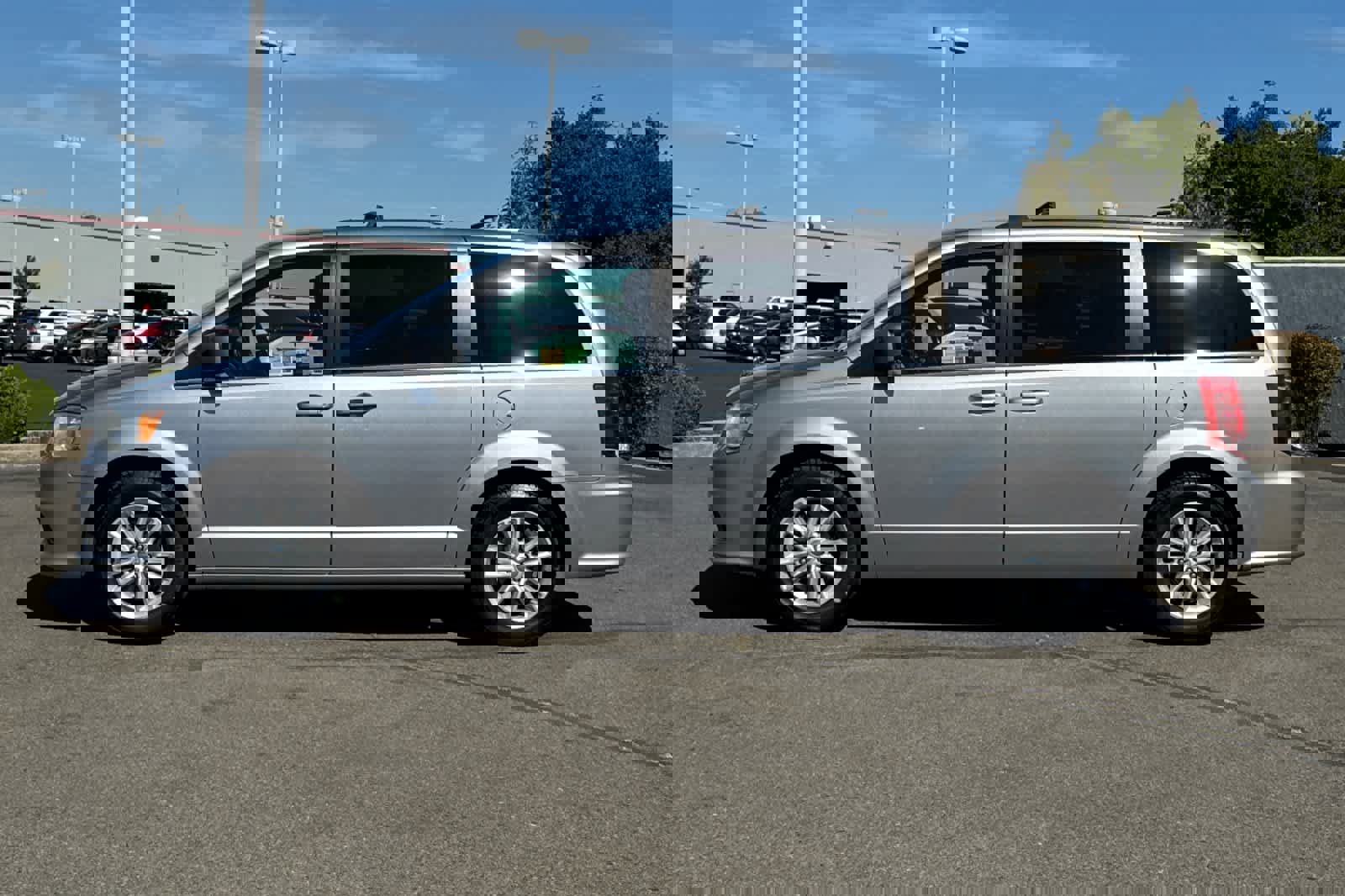 Used 2019 Dodge Grand Caravan SXT image 9