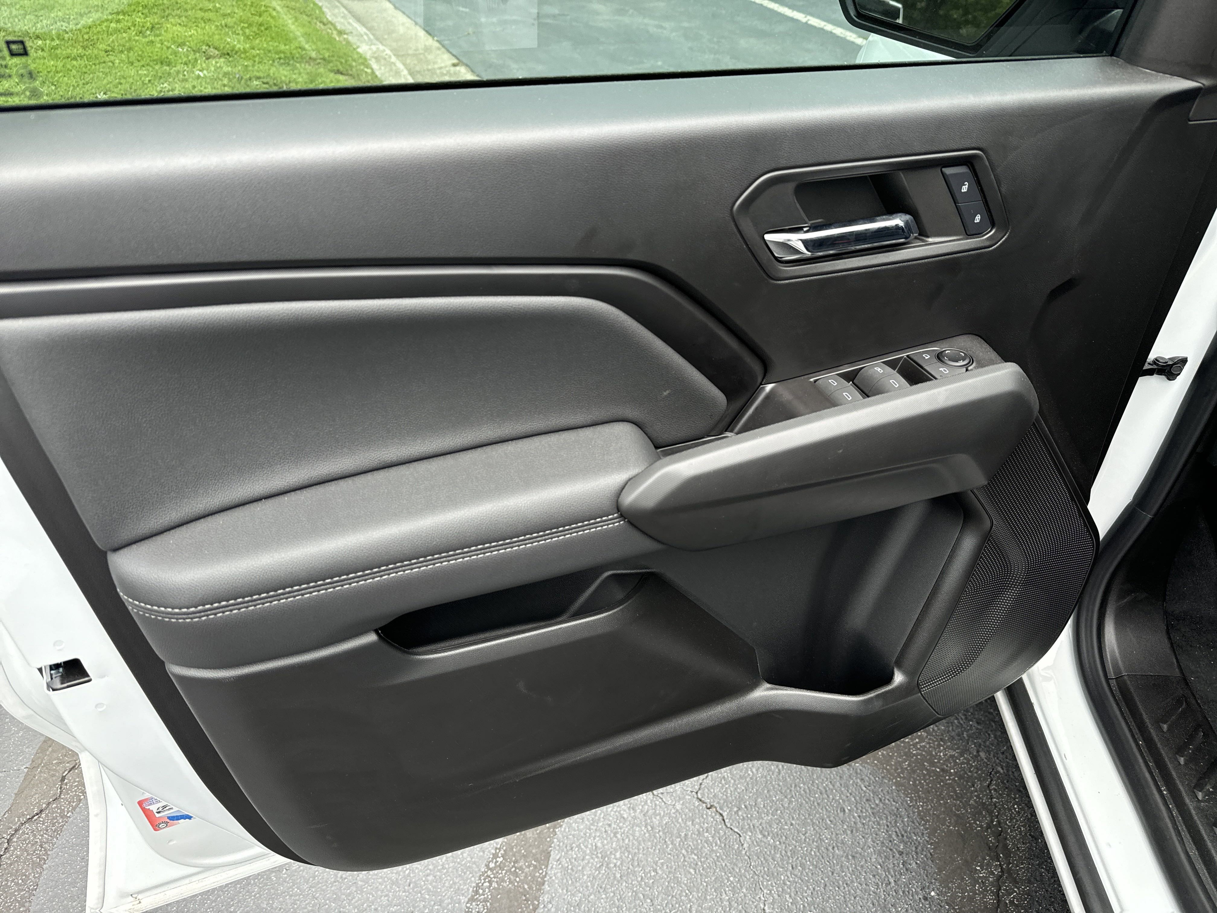 New 2024 Chevrolet Colorado LT w/ LT Convenience Package III image 9