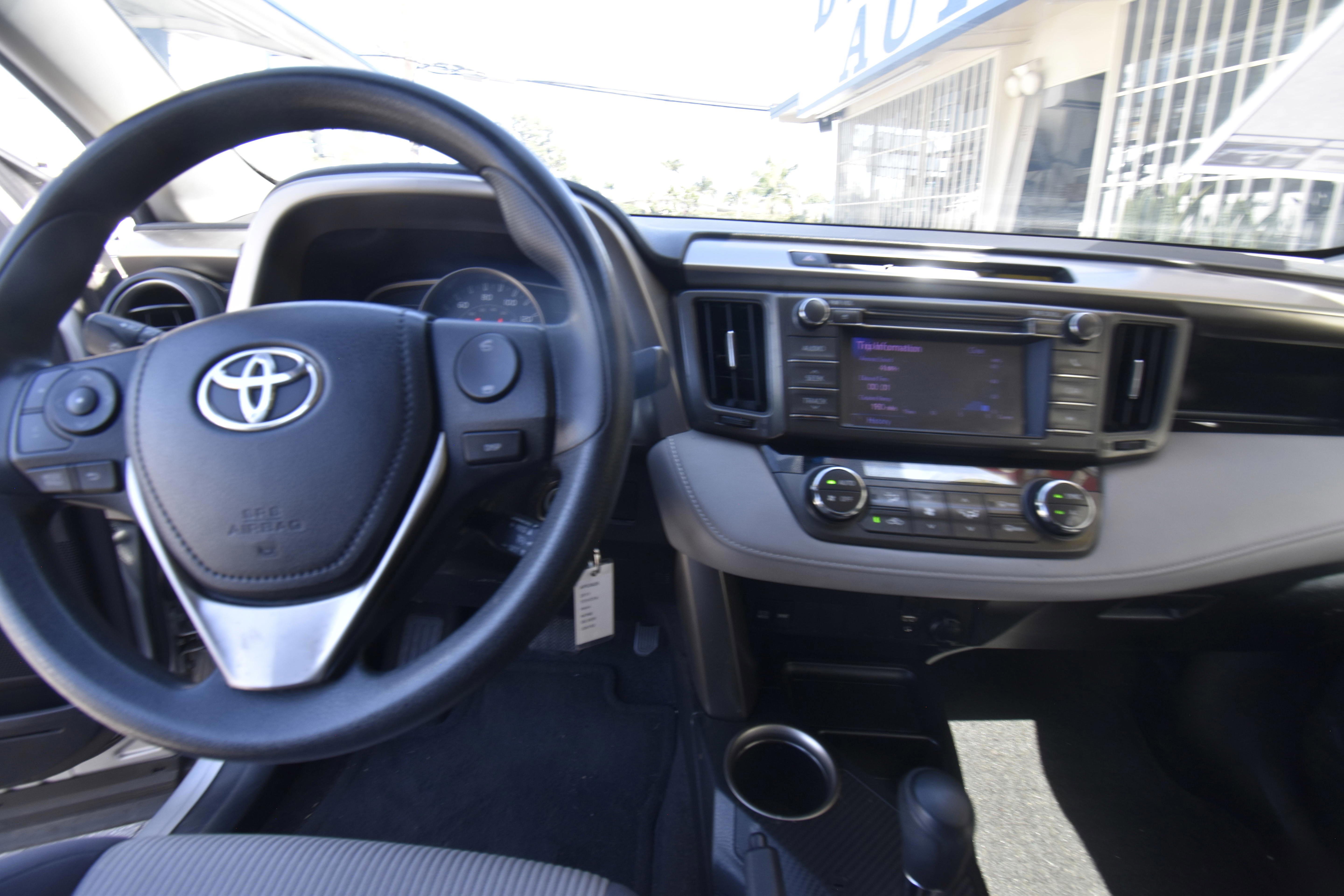 Used 2013 Toyota RAV4 XLE FWD image 8