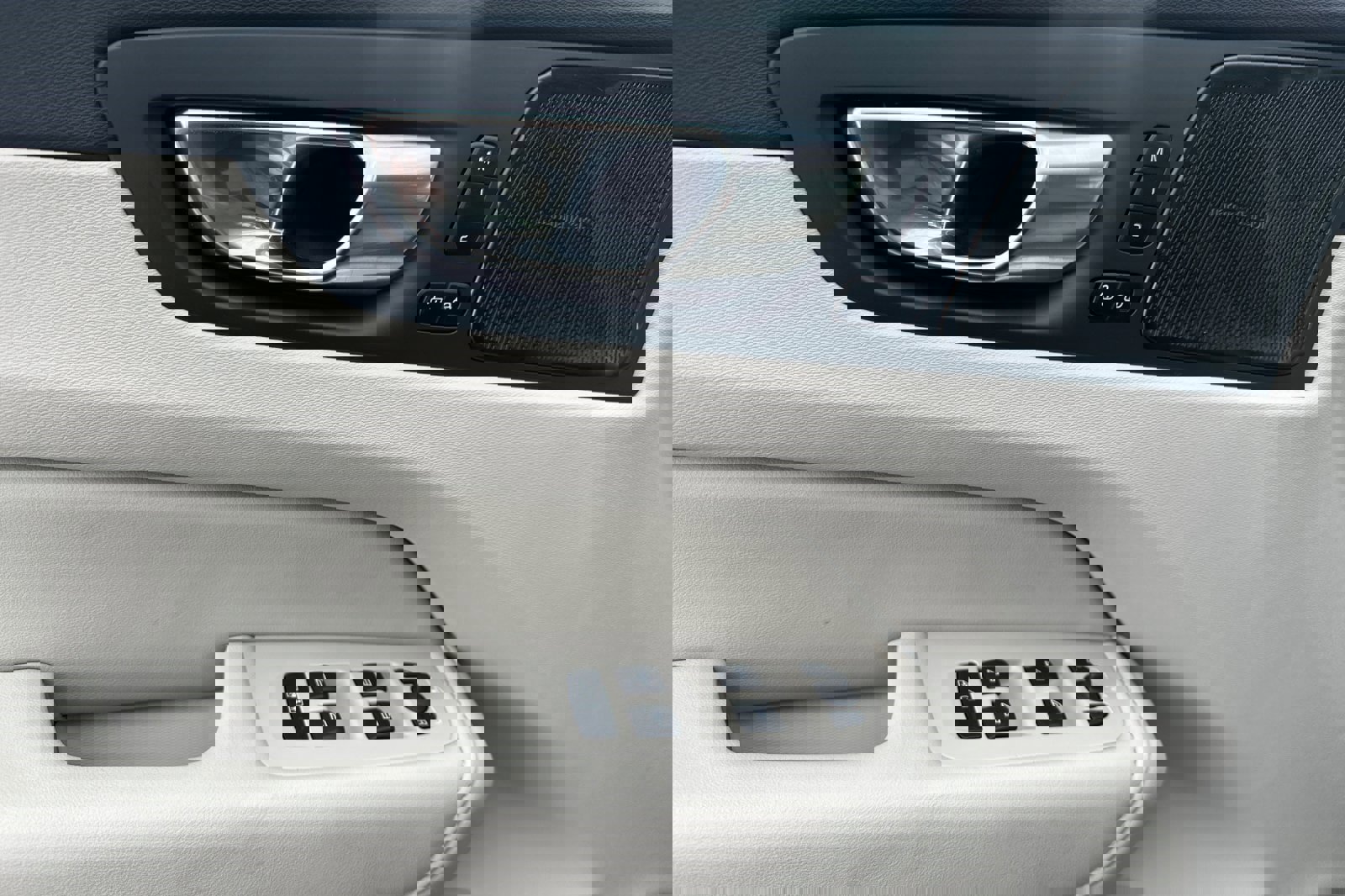 Certified 2025 Volvo XC60 T8 Ultra w/ Protection Package Premier image 15