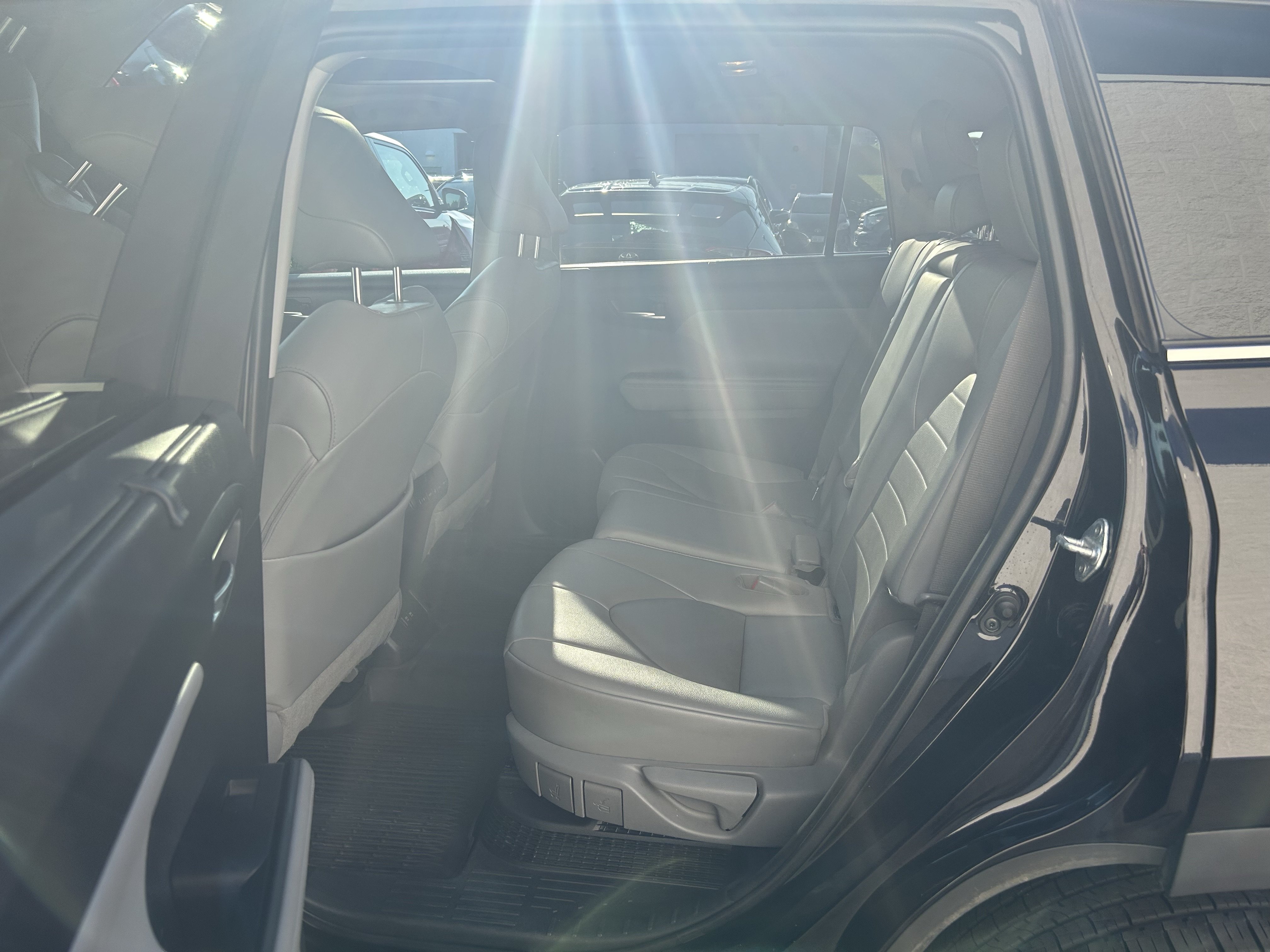 Used 2021 Toyota Highlander XLE AWD/4WD image 19