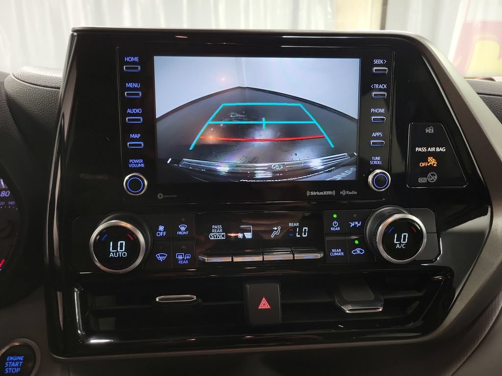 Used 2020 Toyota Highlander LE AWD/4WD image 16