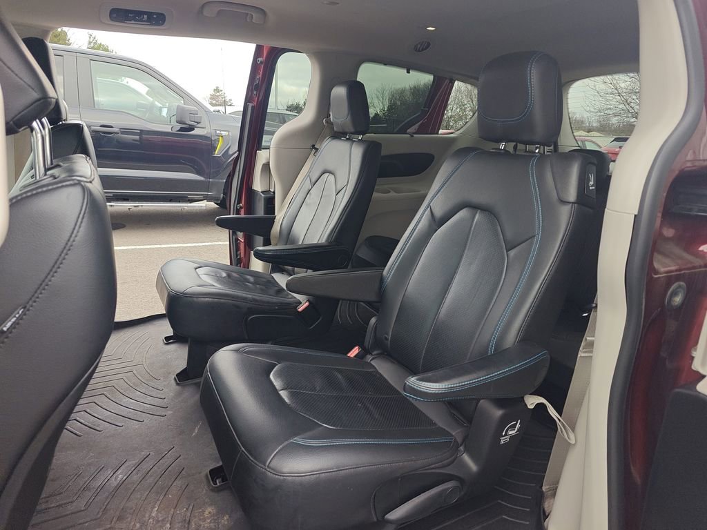 Used 2021 Chrysler Pacifica Touring-L image 10