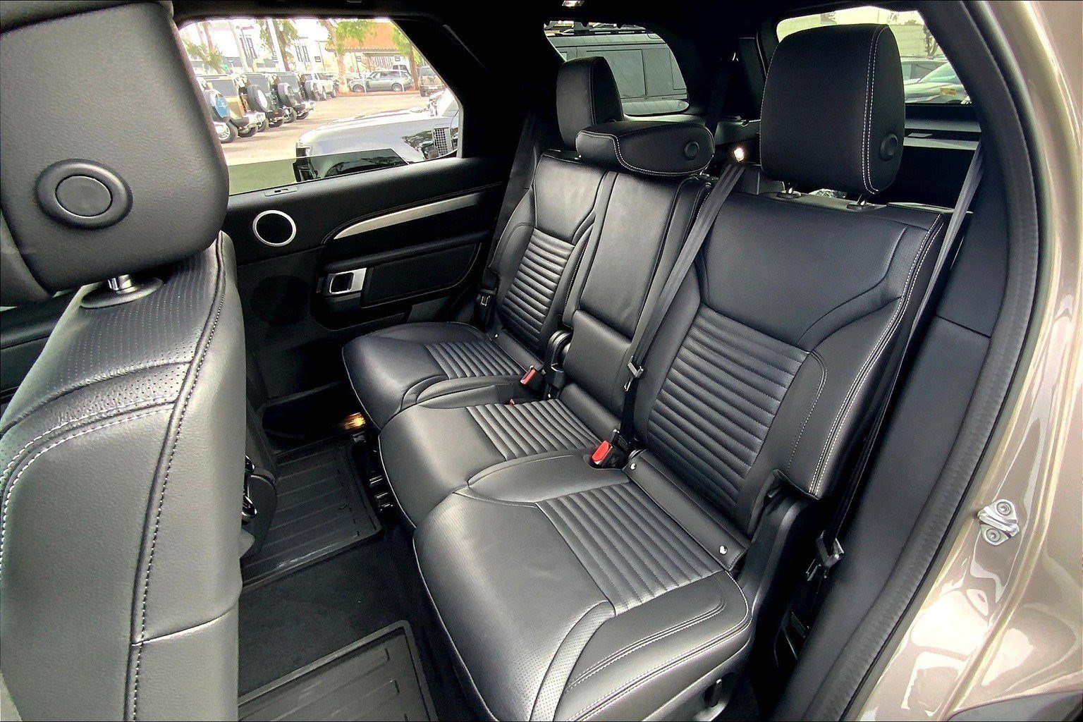 New 2025 Land Rover Discovery Dynamic SE image 11