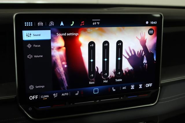 Used 2025 Volkswagen Tiguan SE AWD/4WD image 34