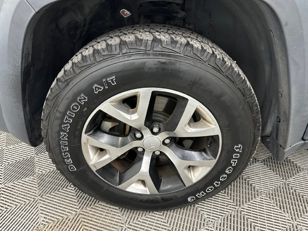 Used 2017 Jeep Cherokee Trailhawk AWD/4WD image 13