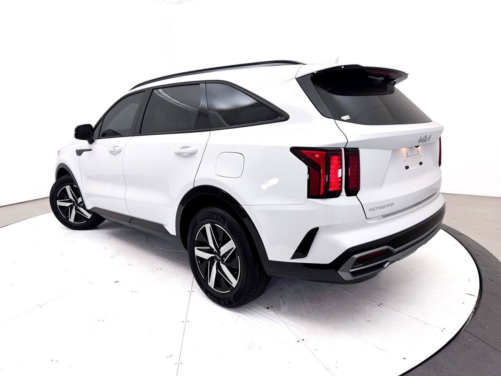 Used 2023 Kia Sorento S w/ Panoramic Sunroof Package FWD image 3