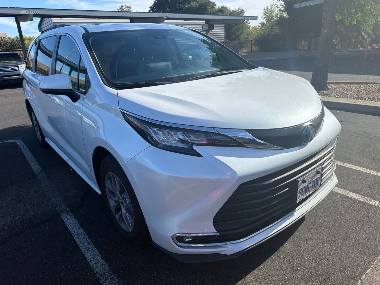 Certified 2023 Toyota Sienna XLE FWD image 1