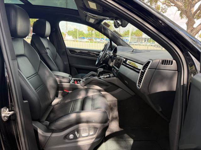 Used 2021 Porsche Cayenne w/ Premium Package AWD/4WD image 14