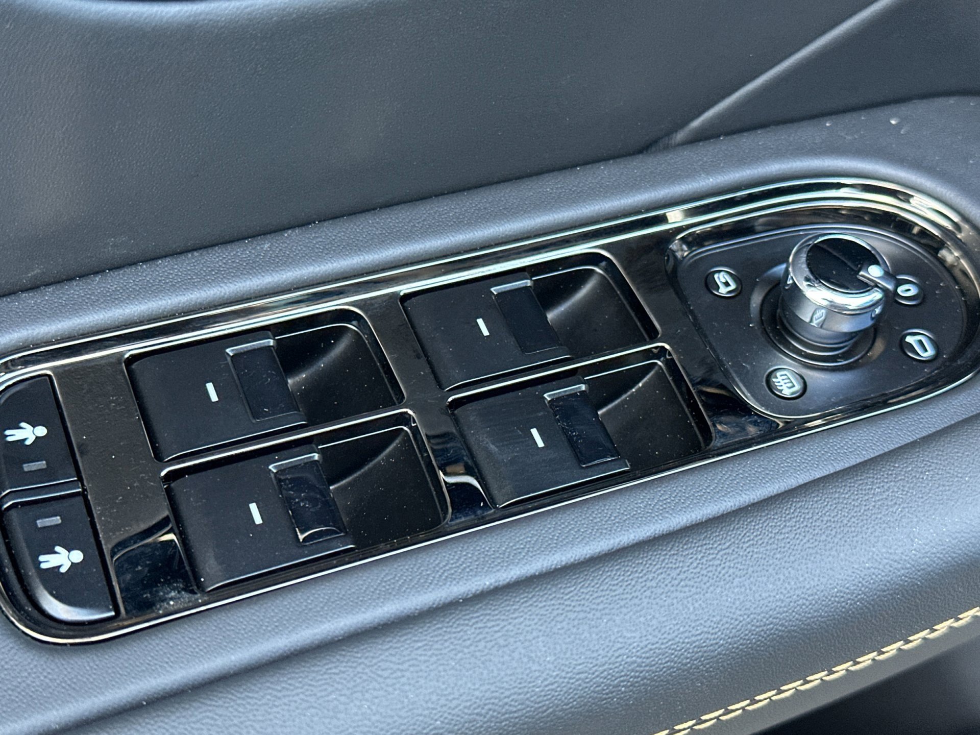 New 2025 Bentley Flying Spur Plug-In Hybrid image 15