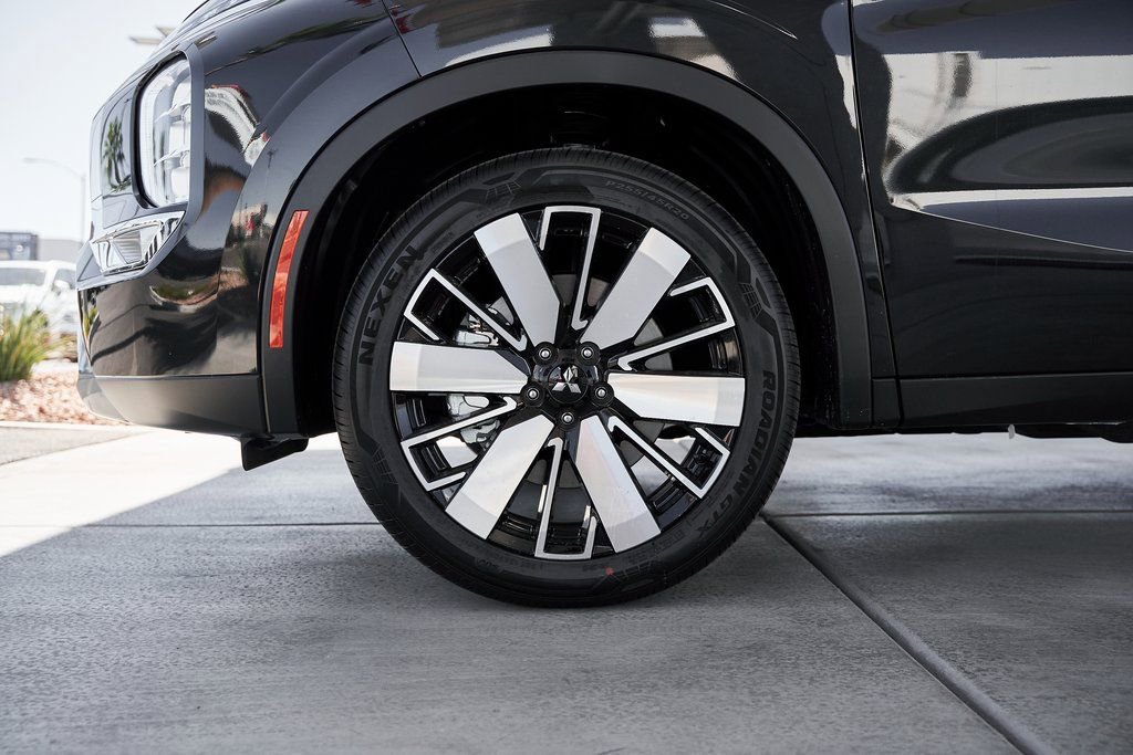 Used 2025 Mitsubishi Outlander SE FWD image 3