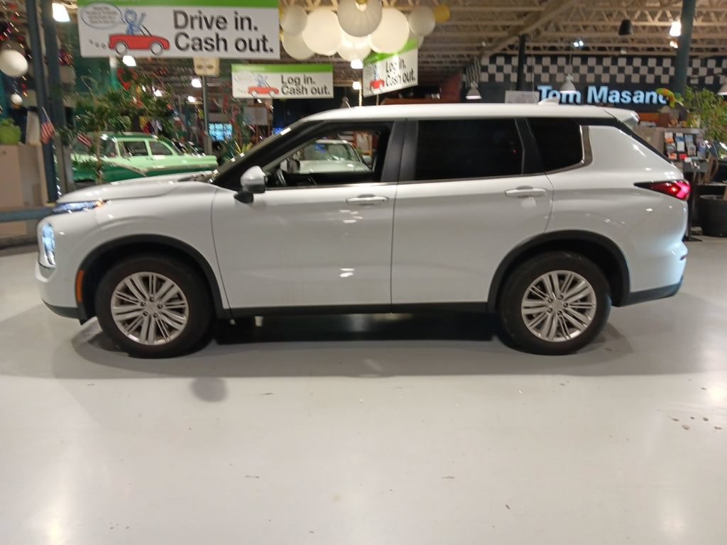 Used 2024 Mitsubishi Outlander ES AWD/4WD image 14