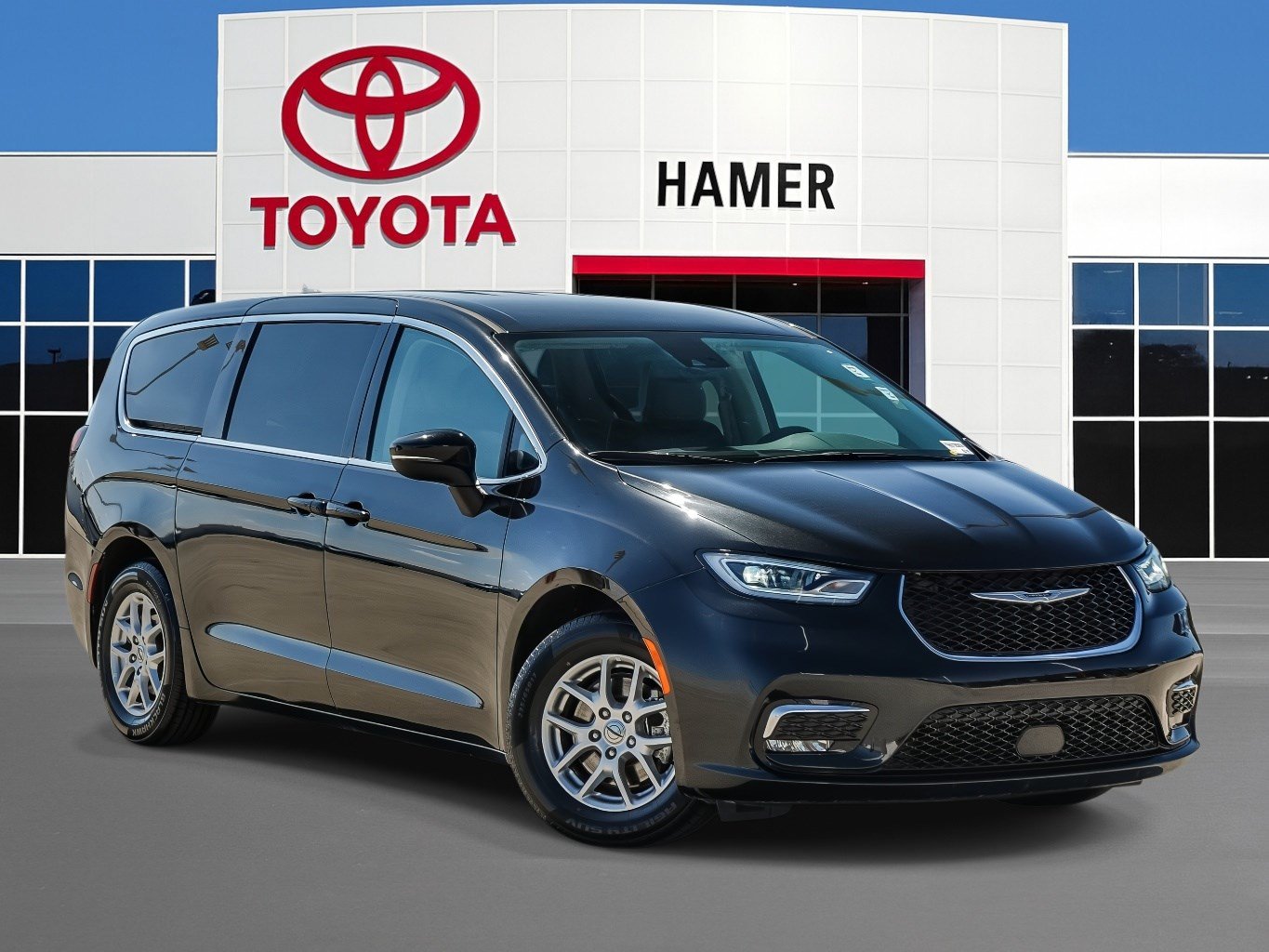 Used 2023 Chrysler Pacifica Touring-L FWD image 1