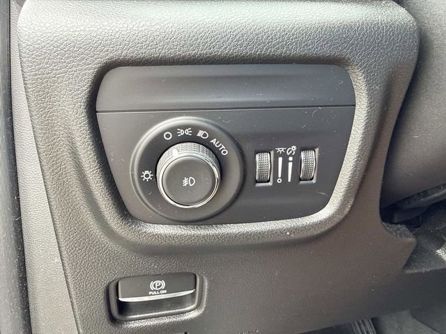 Used 2023 Jeep Grand Cherokee Limited RWD image 30