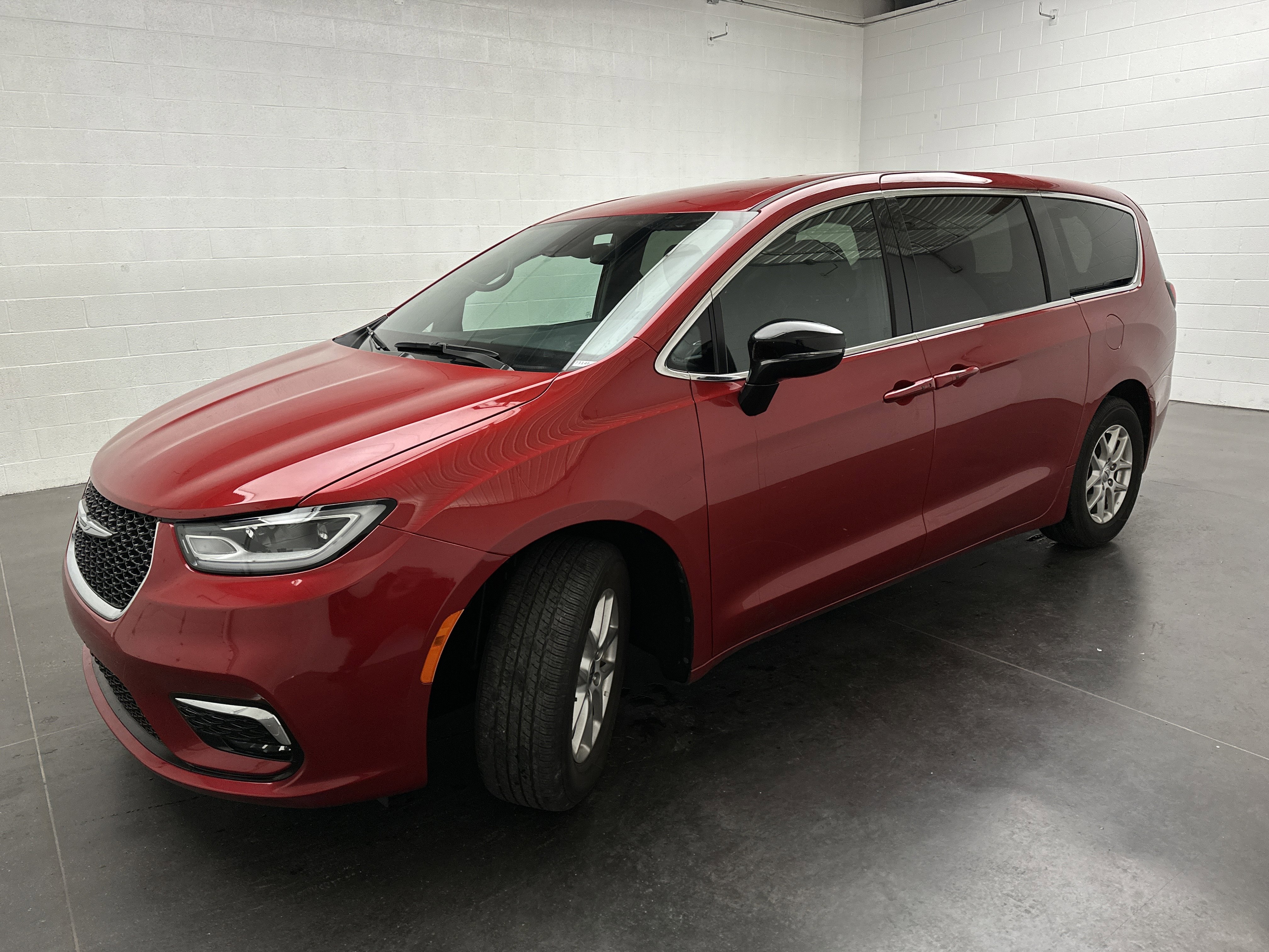 Used 2025 Chrysler Pacifica Select FWD image 4